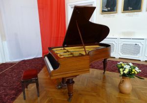 The concerts in Sułkowski Palace in Włoszakowice are performed – for a dozen years – on a renovated Bechstein grandpiano from 1919. Photo by Amadeusz Apolinarski